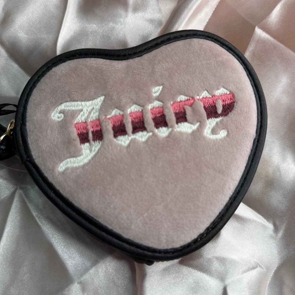 Juicy Couture Retro Vibe Heart Zip Around